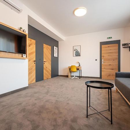 Calvin Aparthotel Oradea Rum bild