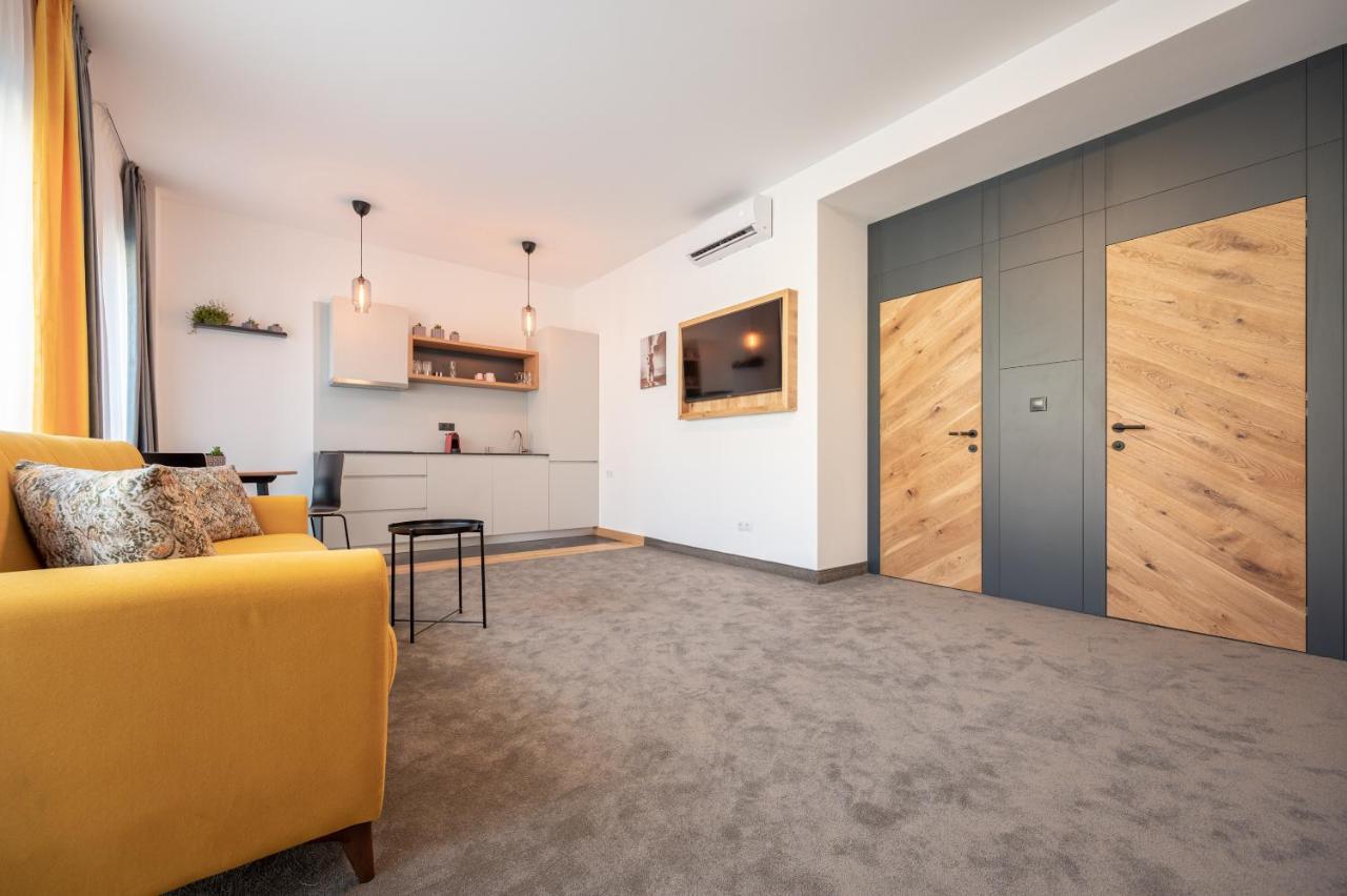 Calvin Aparthotel Oradea Exteriör bild