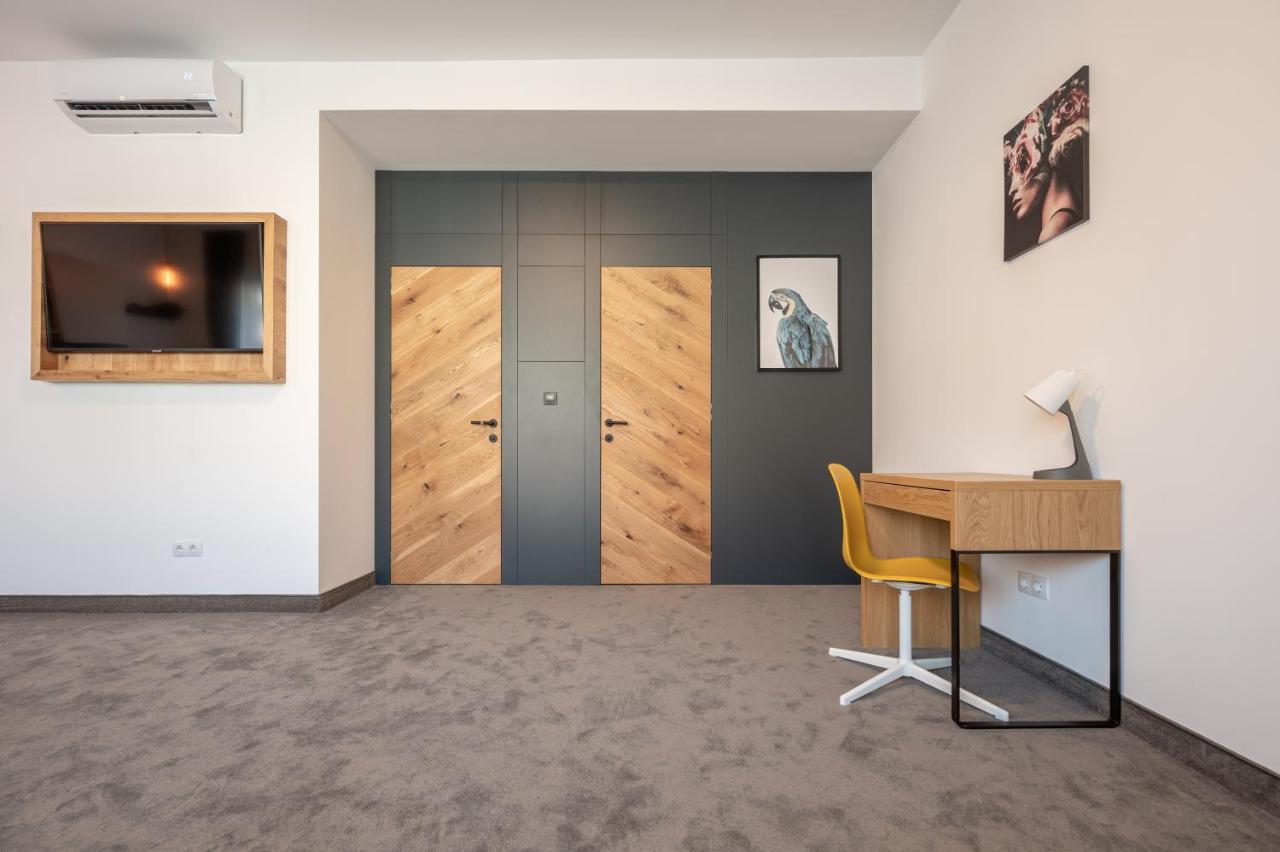 Calvin Aparthotel Oradea Exteriör bild