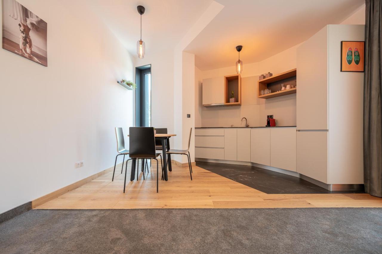 Calvin Aparthotel Oradea Exteriör bild