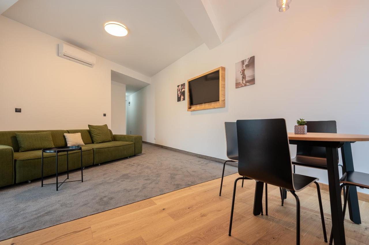 Calvin Aparthotel Oradea Exteriör bild