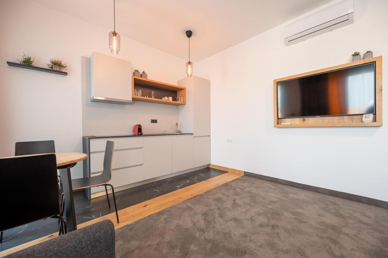 Calvin Aparthotel Oradea Exteriör bild