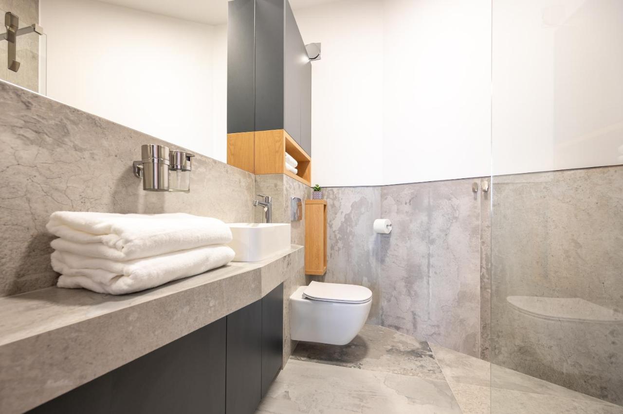 Calvin Aparthotel Oradea Exteriör bild
