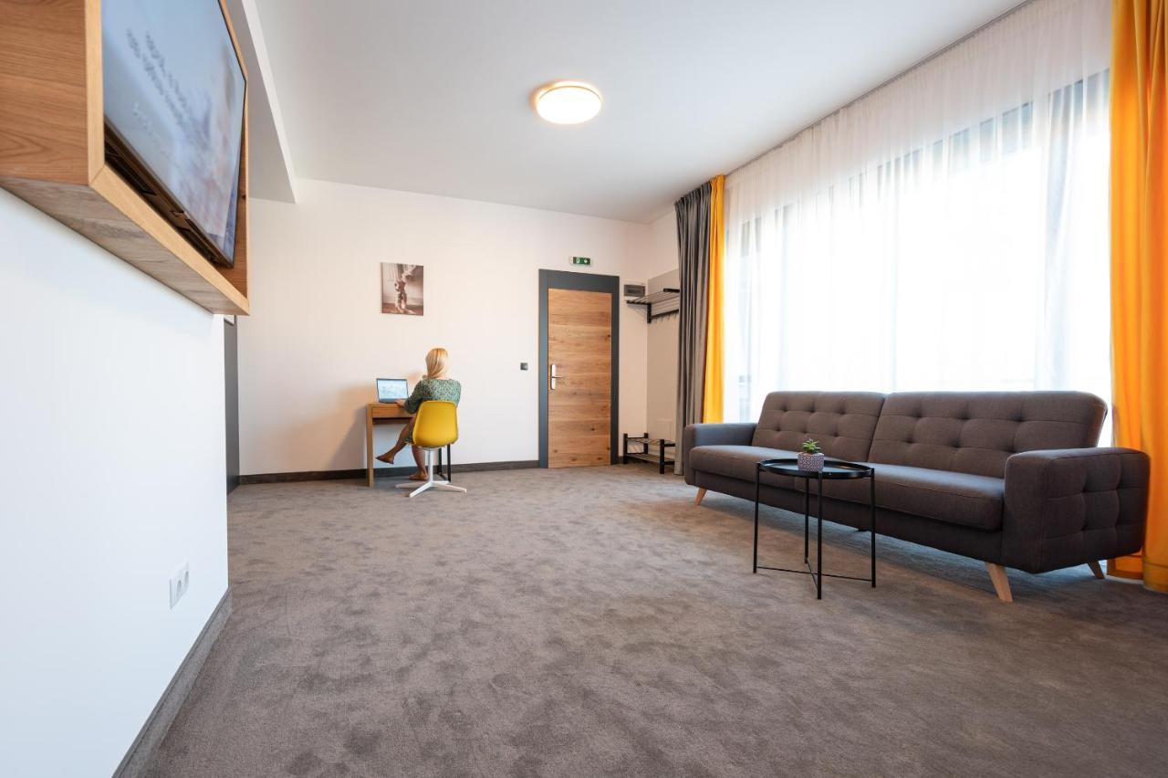 Calvin Aparthotel Oradea Exteriör bild